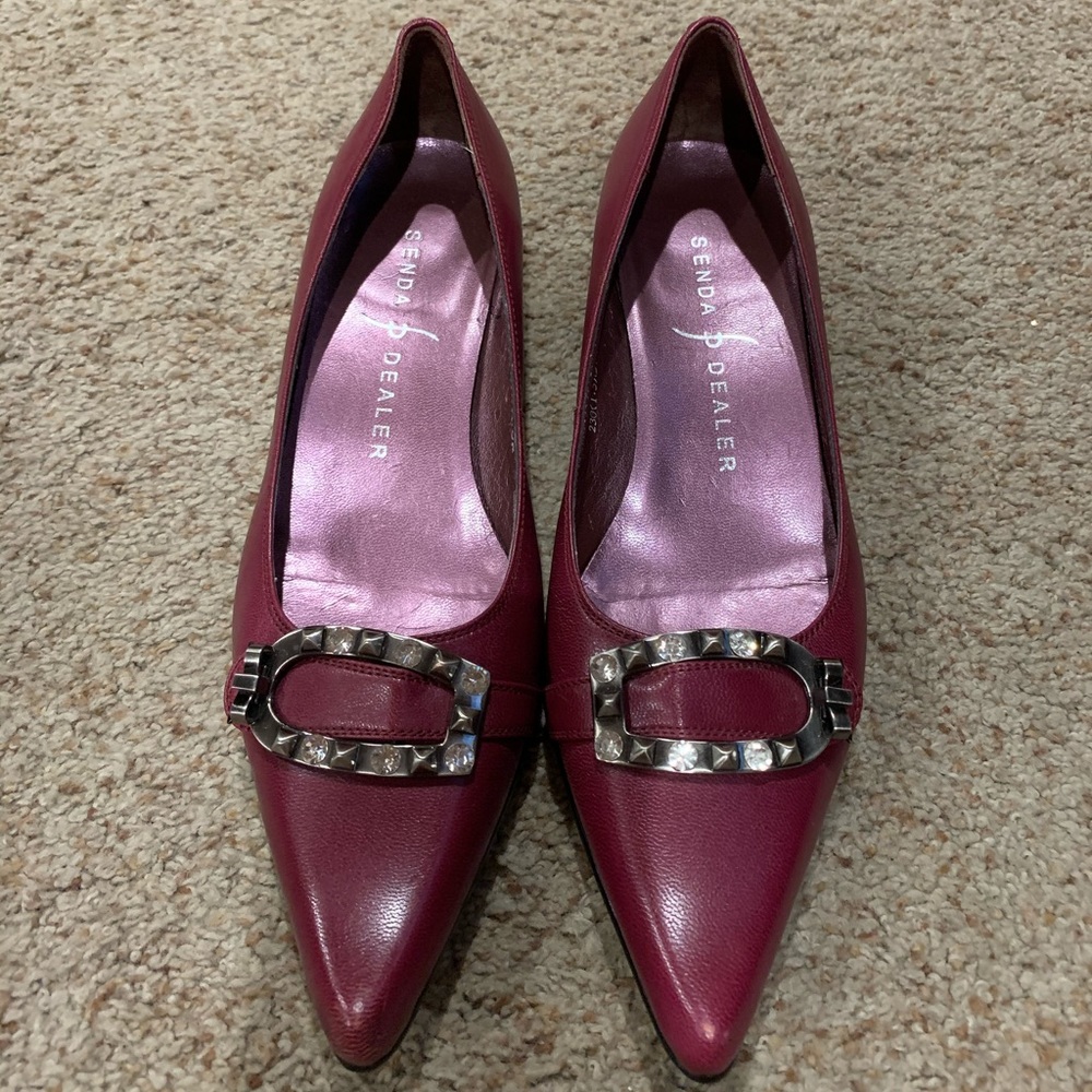 Senda Dealer pointed toe maroon flats w/buckle 6